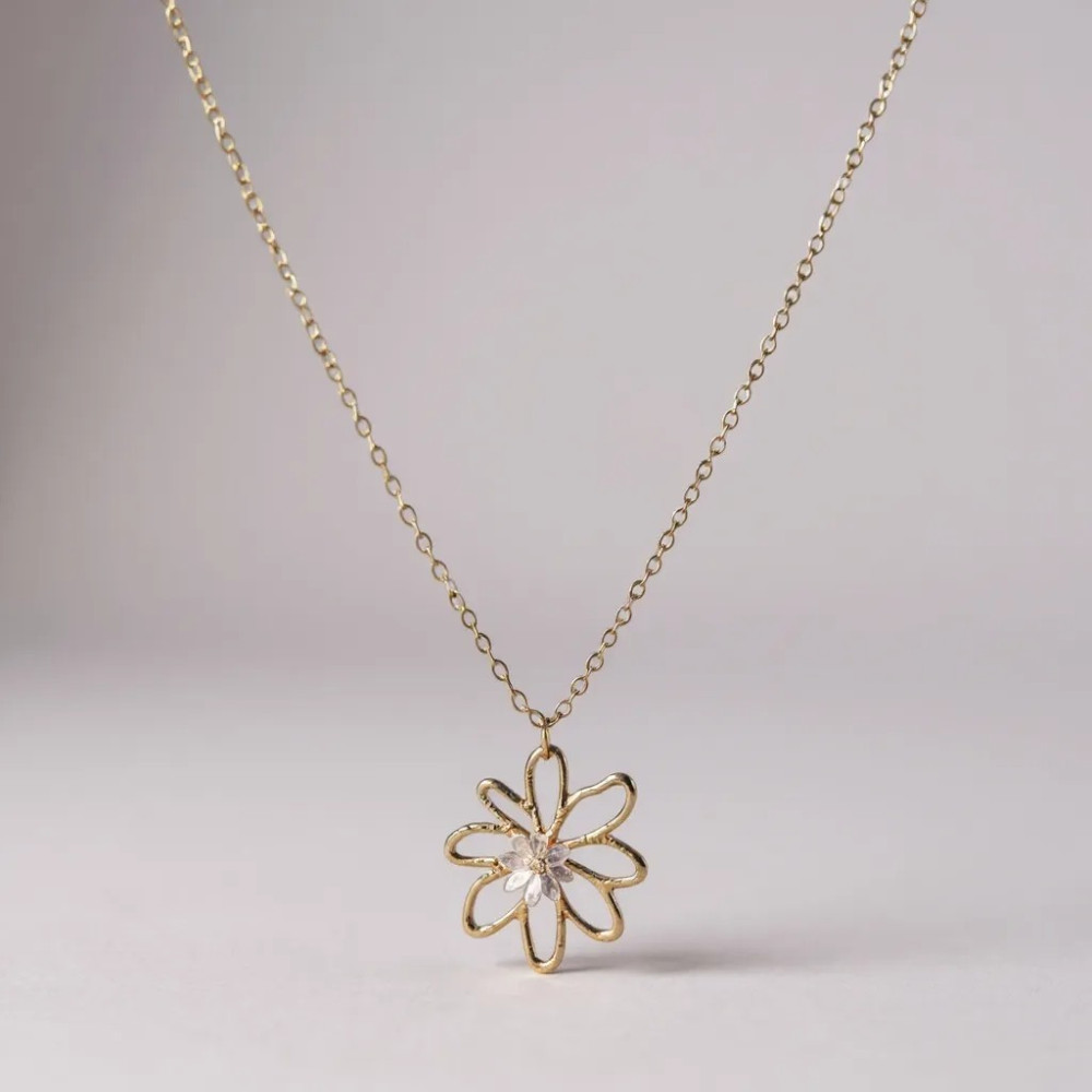 collier doré fleur ajourée martelée nacre blanche