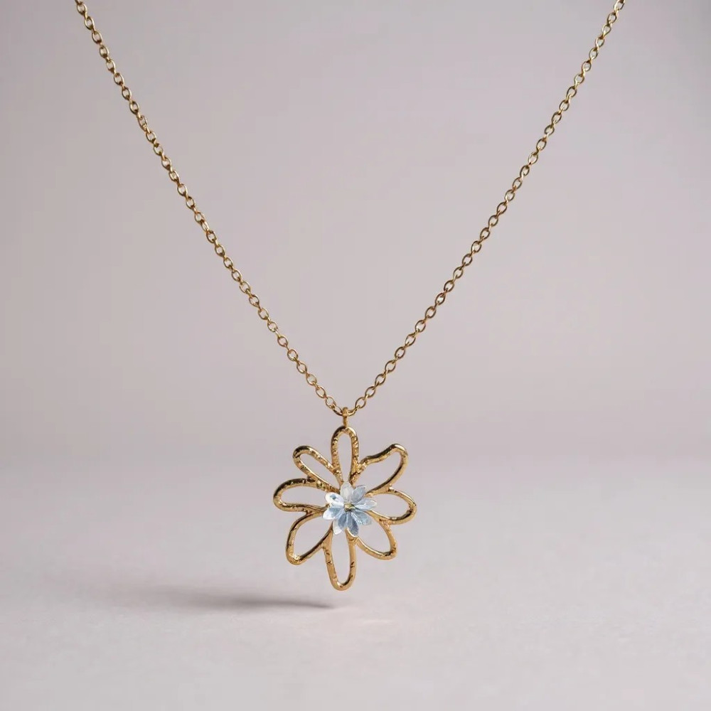 collier doré fleur ajourée martelée nacre blanche