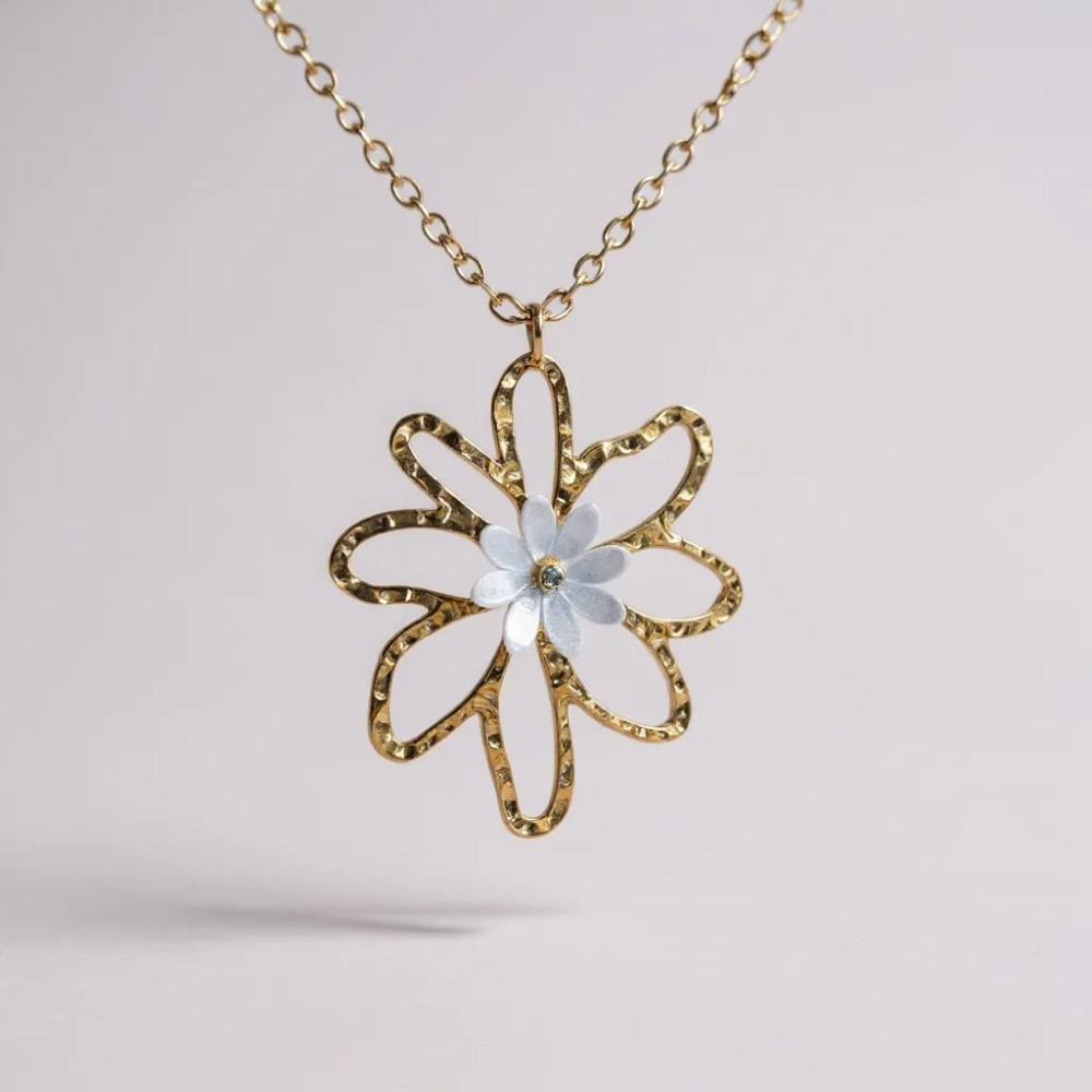 collier doré fleur ajourée martelée nacre blanche