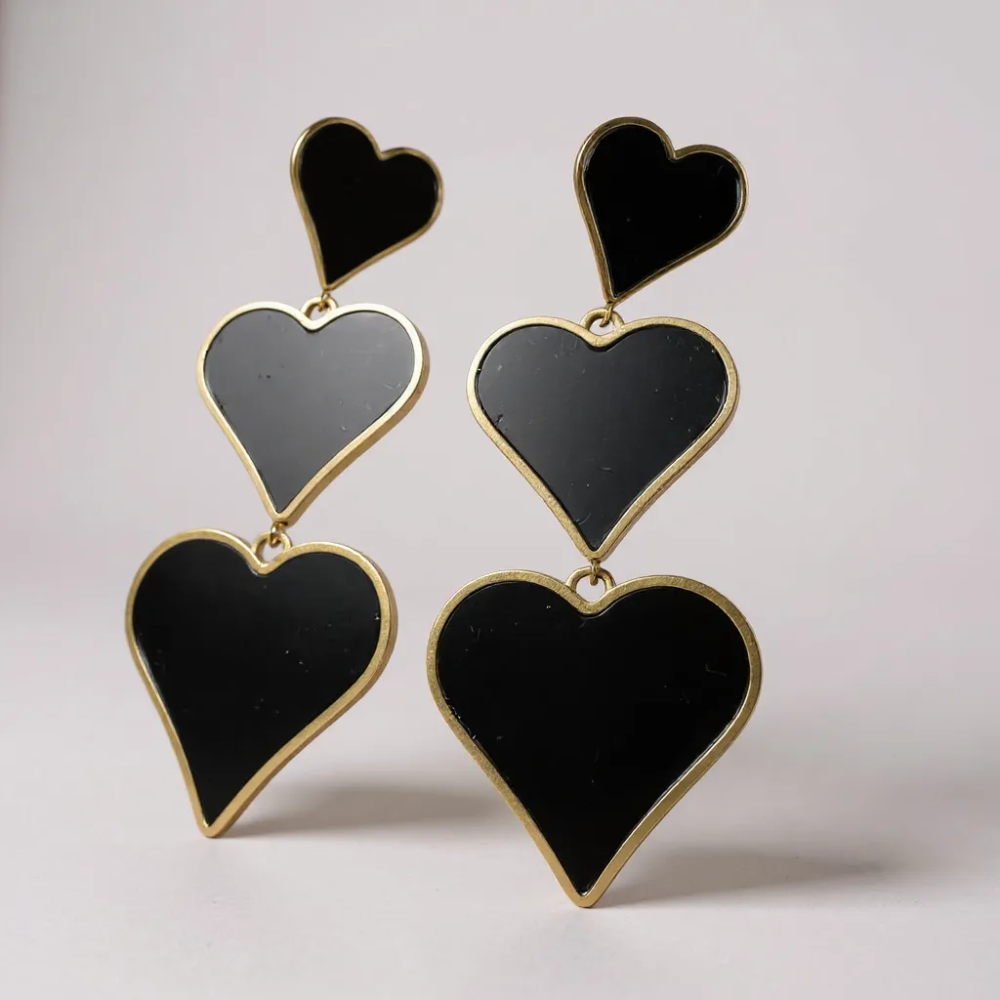 Boucles d’oreilles pendantes en acier inoxydable doré avec triple cœurs noirs émaillés