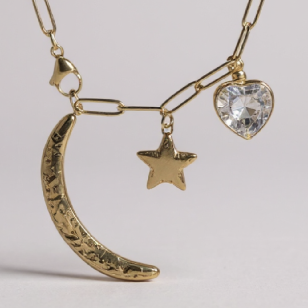 Détail du collier lune et cœur cristal tendance
