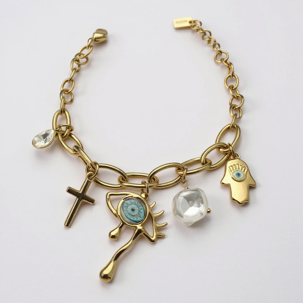 Bracelet doré avec charms œil bleu, main de Fatma, croix et cristal