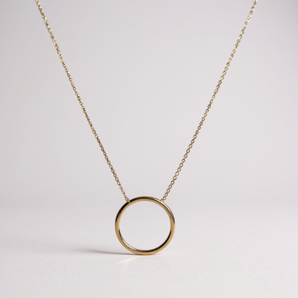 Collier cercle minimaliste en acier inoxydable doré ou argenté.