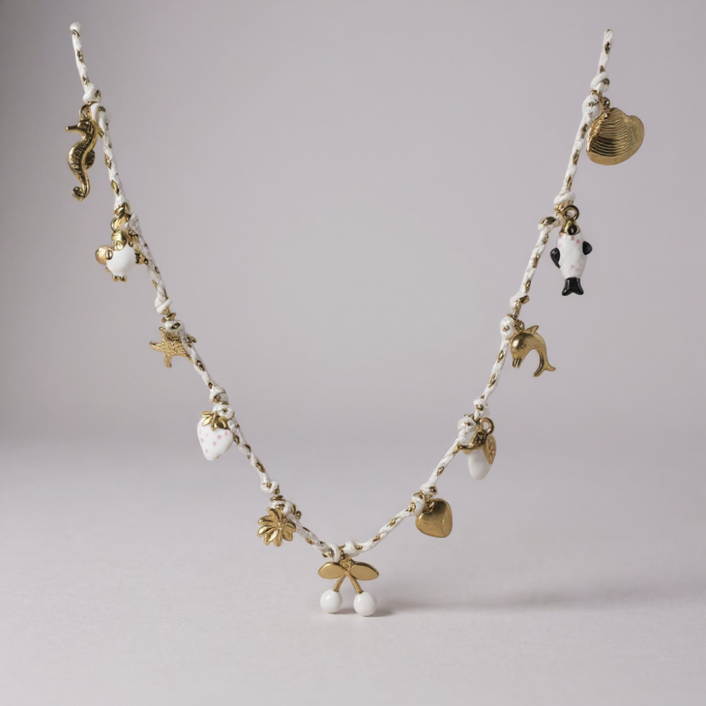 Collier bohème charms dorés et blancs sur cordon tressé | Gaou Bijoux