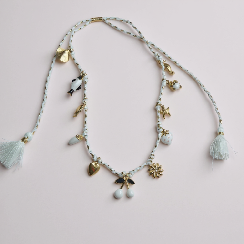 Collier bohème charms dorés et blancs sur cordon tressé | Gaou Bijoux