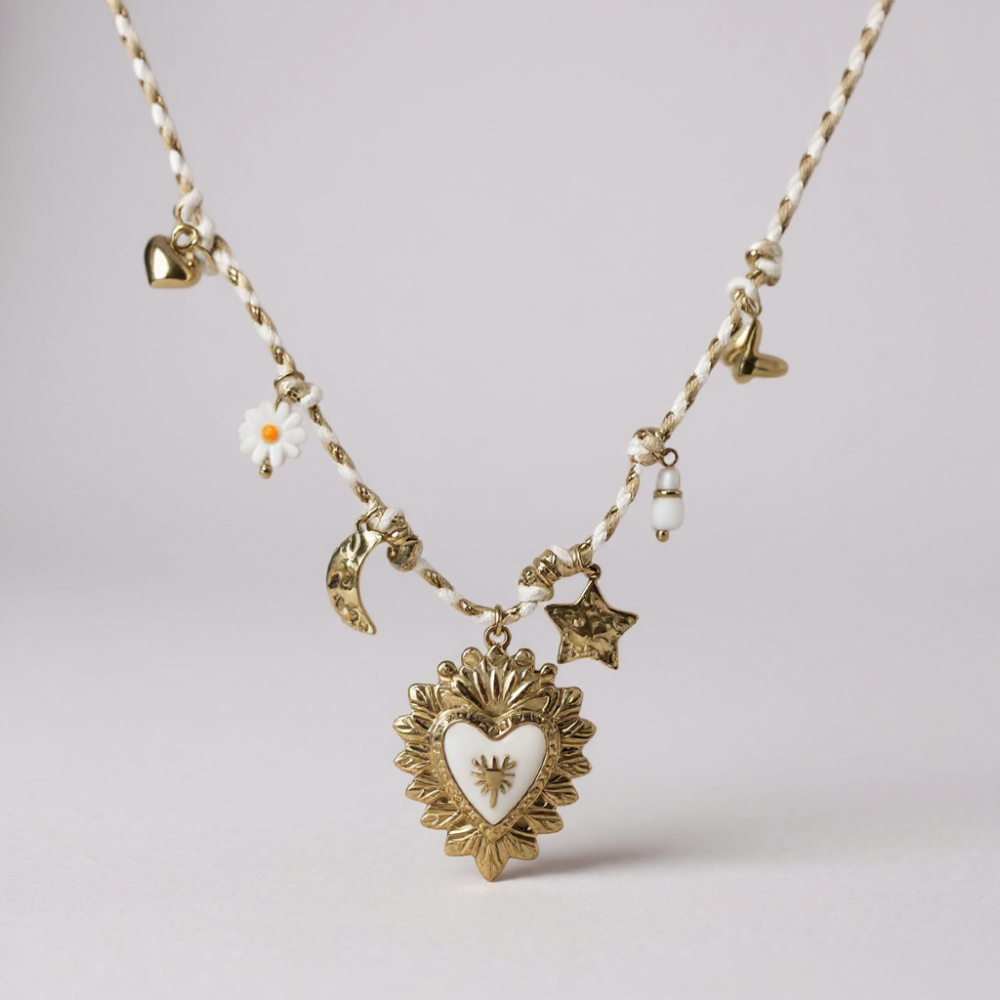 Collier médaillon sacré et charms dorés sur cordon tressé | Gaou Bijoux