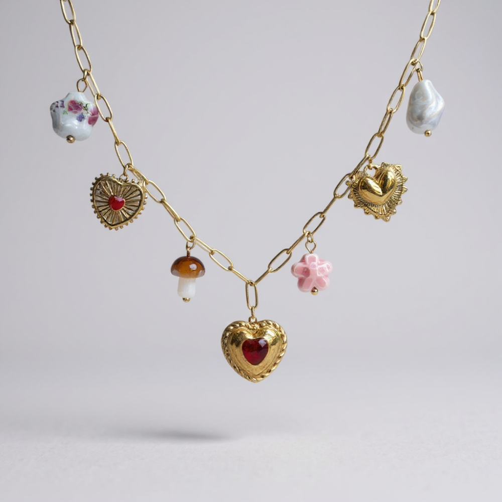 Collier acier inoxydable doré avec charms cœurs, perles, fleur et champignon