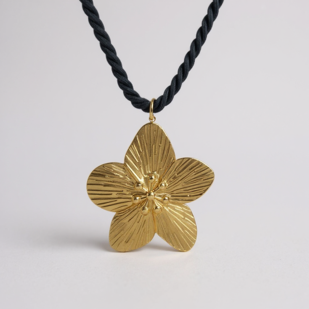 Collier acier inoxydable doré avec pendentif fleur, cordon noir