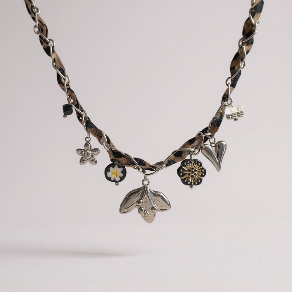 Collier acier inoxydable argenté avec ruban léopard et charms fleurs et cœur