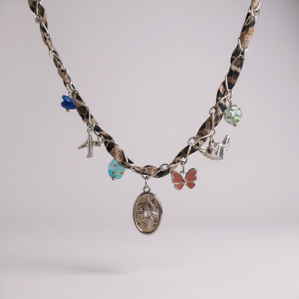 Collier acier inoxydable argenté avec ruban léopard et pendentif boussole et papillon