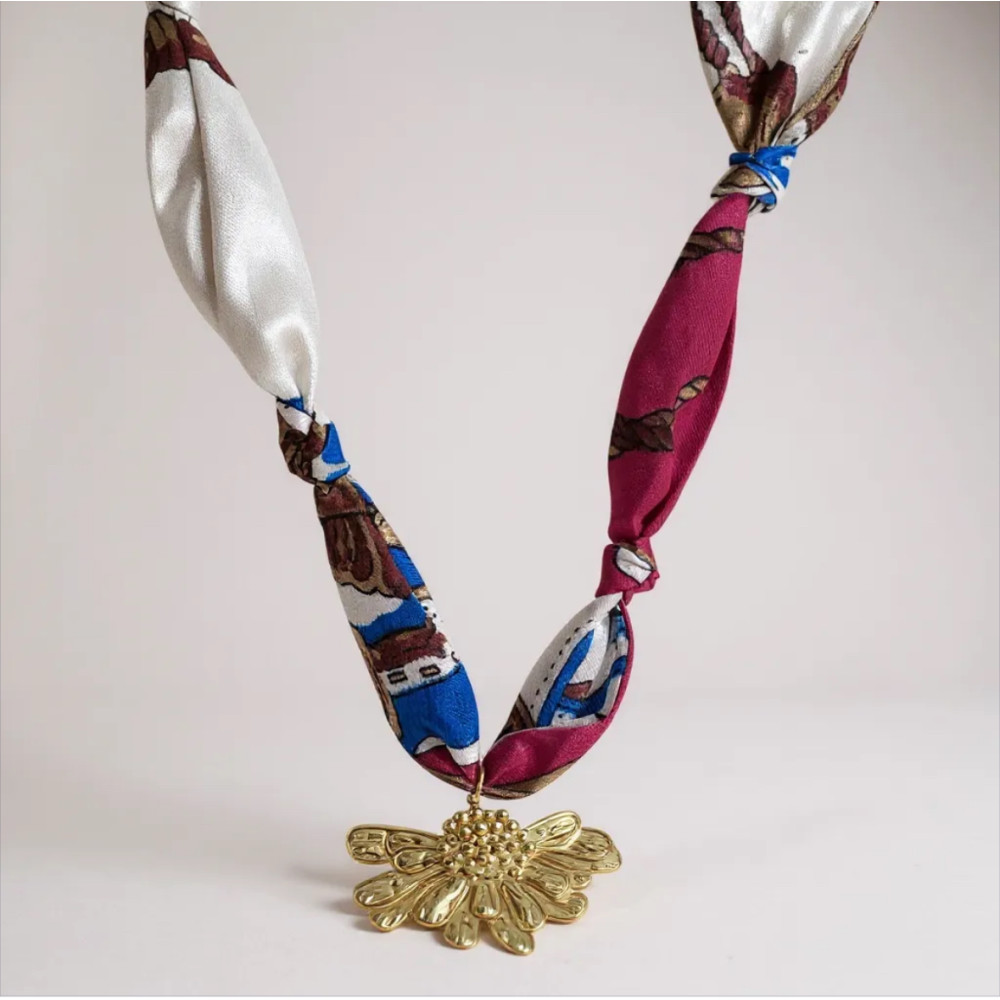 Collier Tissus Beige & Rose avec pendentif fleur dorée | Gaou Bijoux