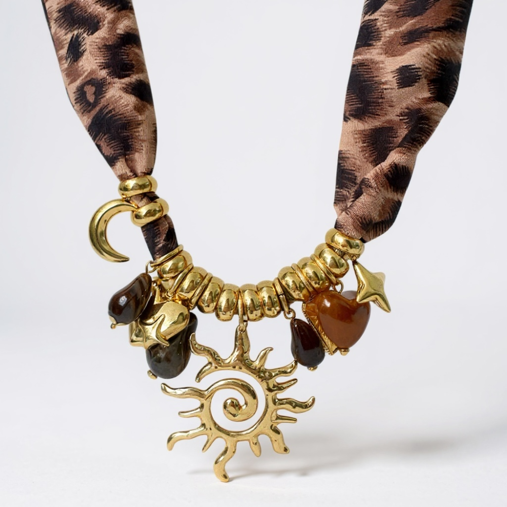 Collier Plastron Soleil & Charms Dorés – bijoux acier inoxydable | Gaou Bijoux