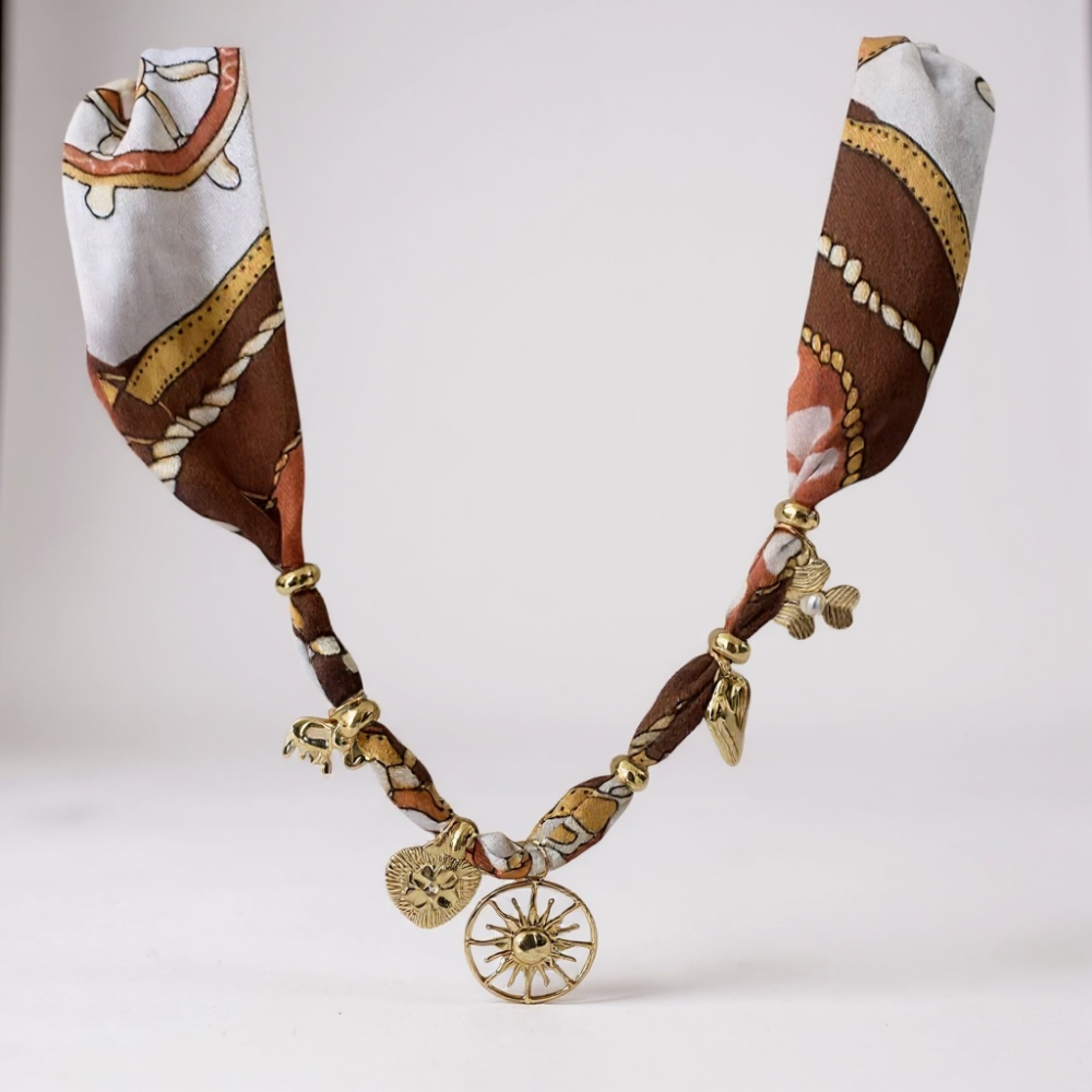 Collier Bandana Soleil Doré en tissu imprimé avec pendentif soleil ajouré et charms dorés bohème chic - Gaou Bijoux
