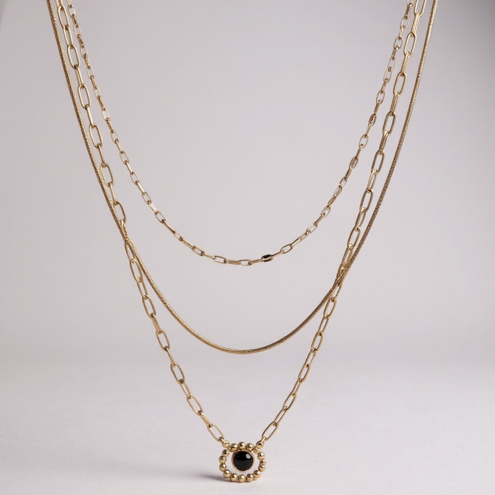 Collier Multi-Rangs Médaillon Noir – collier chic et moderne | Gaou Bijoux