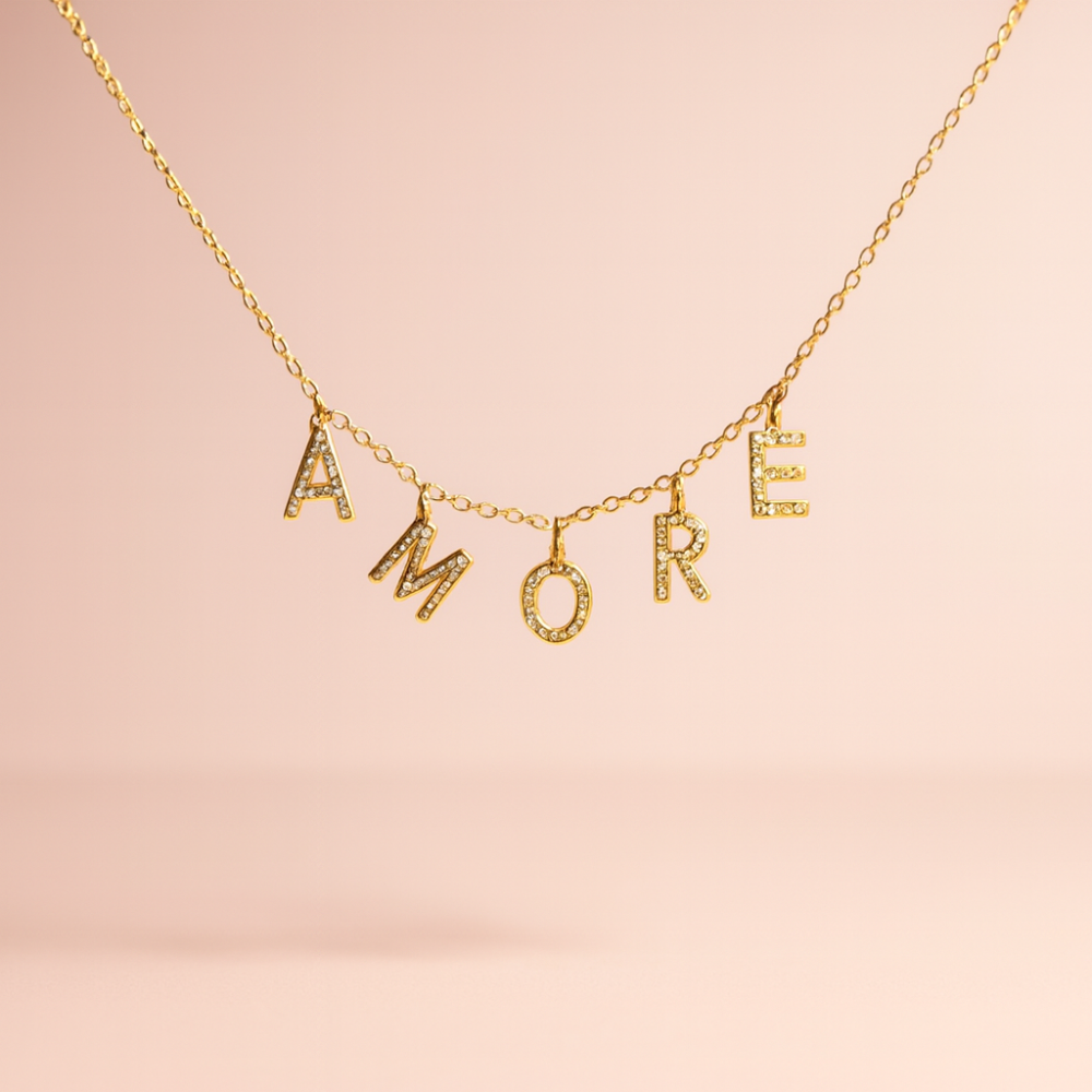collier AMORE doré avec lettres zircon pendantes