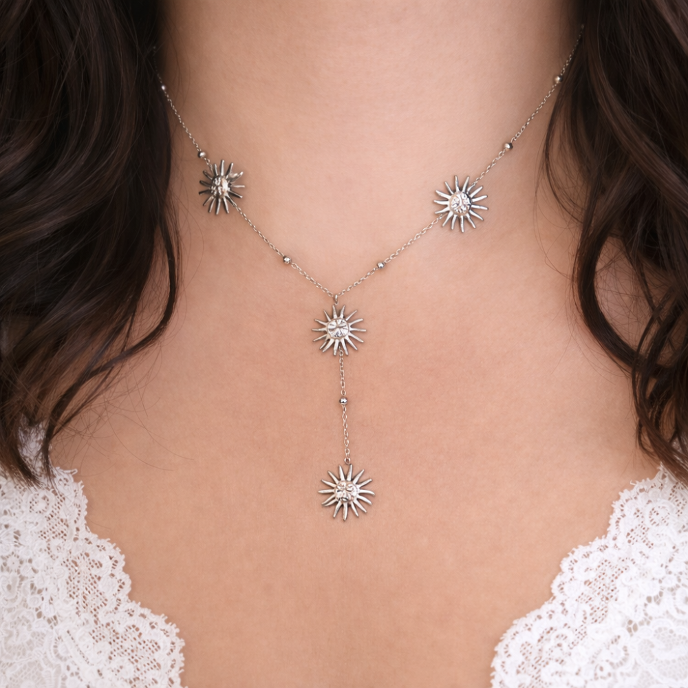 collier Y soleil argenté porté sur décolleté femme