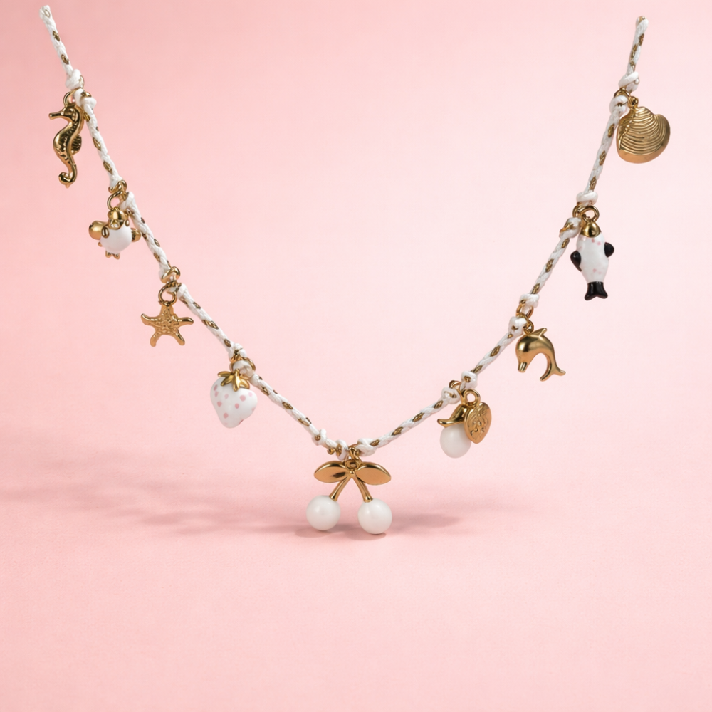 Collier bohème charms dorés et blancs sur cordon tressé | Gaou Bijoux