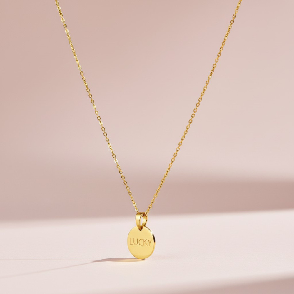 Collier Lucky – Médaillon gravé en acier inoxydable doré | Gaou Bijoux