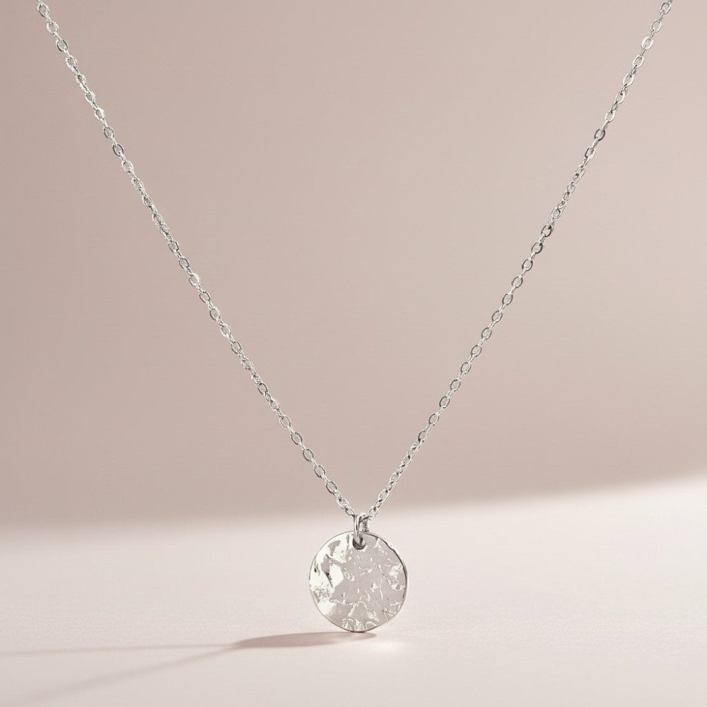 Collier Médaille – Pendentif martelé doré ou argenté en acier inoxydable | Gaou Bijoux