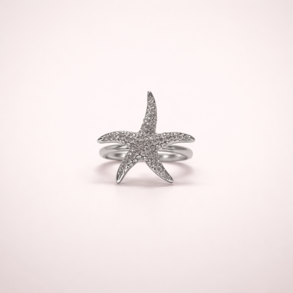 Bague étoile de mer brillante Maho zircons en acier inoxydable, disponible en doré ou argenté. Un bijou lumineux inspiré de l’oc