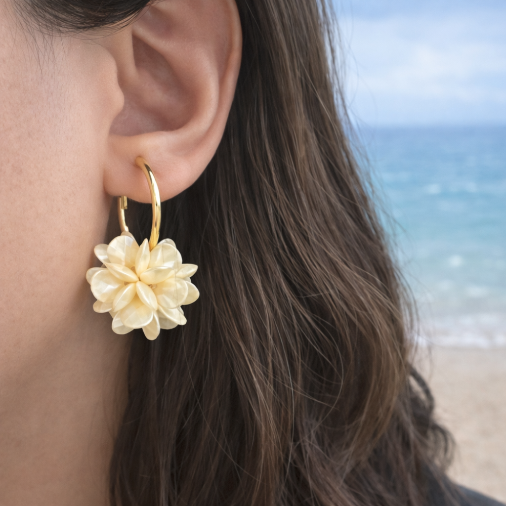 Boucles d’oreilles créoles fleur ivoire en acier inoxydable | Gaou Bijoux
