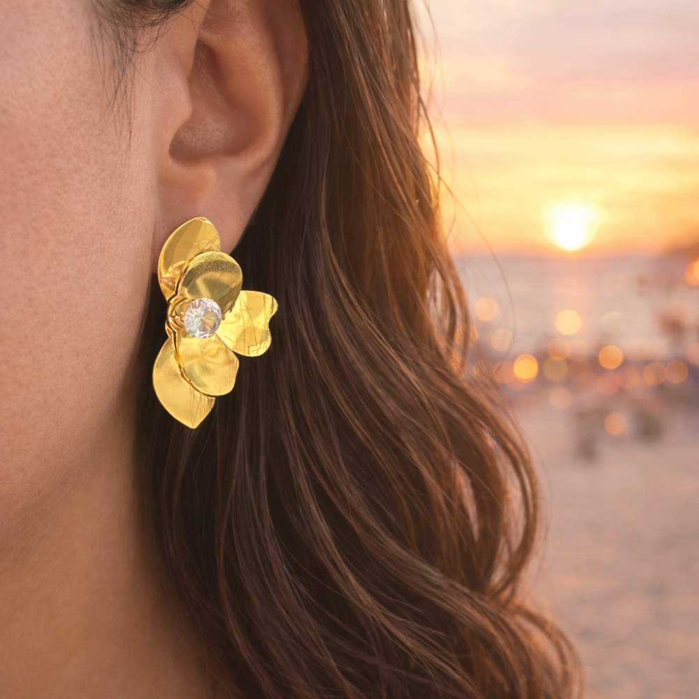 Boucles Fleurs Pétales & Strass dorées – bijoux acier inoxydable | Gaou Bijoux